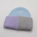 Dettaglio del berretto in maglia a costine tricolore con morbida trama in mohair e fibre soffici - Blu