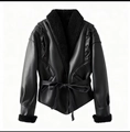 Detalle de chaqueta de cuero negra con cuello de borreguillo, puños y cinturón ajustable - S / Negro