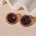 Vista macro di orecchini rotondi vintage con resina e dettagli in foglia d'oro - Rosa Viola (Ago d'Argento)