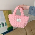 Dettaglio della borsa rosa con texture a bolle ed etichetta tessuta LOVE SOZAKKA - Rosa Anguria
