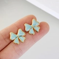 Elegantes pendientes de lazo en esmalte azul claro con base de acero inoxidable dorado - Azul claro