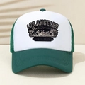 Detailansicht der weiß-grünen Los Angeles Mesh-Trucker-Cap mit Strandgrafik-Print - Dunkelgrün