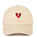 Berretto in cotone beige con ricamo a cuore infranto e occhi cartoon su sfondo bianco - Regolabile / Beige