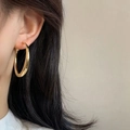 Nahaufnahme einer großen polierten Gold-Creole für einen minimalistisch-eleganten Look - 4cm / Gold