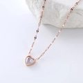 Collar con colgante de corazón en oro rosa con circón brillante en una cadena de labios - Oro rosa