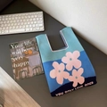 Dettaglio della borsa tote in maglia blu con motivi floreali rosa e scritta YOLO - Floreale Blu
