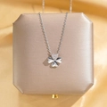 Collana a quadrifoglio d'argento con zircone a cuore scintillante su scatola per gioielli - Quadrifoglio a Quattro Cuori con Diamante Singolo / Argento