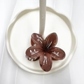 Pinza per capelli a fiore di frangipane marrone sfumato su vassoio bianco a onde - 8cm / Rosso Caffè