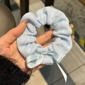 Lichtblauwe gebreide scrunchie met lintstrik en zachte stoffen textuur voor - #2 Gebreide Haarelastiek