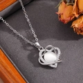 Dettaglio della collana a cuore in argento con ciondolo in opale bianco e strass brillanti - Stile Cuore Doppio Strato Traforato Argento (T026)