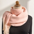 Roze en beige visgraat sjaal met kwastjes voor een stijlvolle herfst- en winterlook - Roze