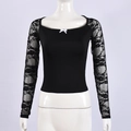 Dettaglio del top nero aderente con maniche in pizzo e fiocco bianco sullo scollo quadrato - S / Nero