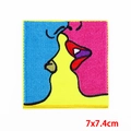 Dettaglio della toppa ricamata pop art con motivo di coppia che si bacia, misura 7x7,4cm - Arte del bacio / 7x7.4cm