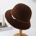 Dettaglio del cappello a secchiello in lana di agnello marrone con perle eleganti - caffè