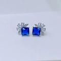 Elegante vierkant geslepen saffierblauwe oorknopjes met witte zirkonia bloemblaadjes - Saffierblauw Verzilverd