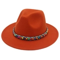 Détail du chapeau fedora orange avec bande décorative ethnique tissée et perlée - Couleur caramel