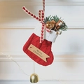 Rote gestrickte Weihnachtssocke als Anhänger mit Tannenzweigen und goldener Glocke - Kleine Zimtstange Anhänger Socke 10*15CM