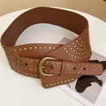 Dettaglio della cintura in pelle marrone vintage con borchie in bronzo e fibbia a ferro di cavallo - Caffè Scuro