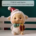 Statuina di pecora di Natale con cappello da Babbo Natale e scatola regalo festiva - 7116R-01 Agnello