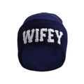 Gros plan sur l'écusson brodé WIFEY blanc sur un bonnet en tricot bleu foncé - Bleu Marine