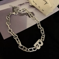 Collana punk argentata con maglie a forma di D e un vistoso ciondolo con lettera B - Collana a Catena Lettera B / Argento