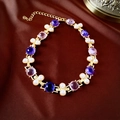 Collier doré vintage avec pierres violettes et perles blanches sur fond de soie brune - 100# Collier - Collier vintage en résine violette ronde et perle