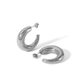 Detailansicht silberner C-förmiger Creolen mit poliertem Metallglanz im Minimalismus - Silber (TE6311-S)