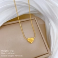 Macro del ciondolo a cuore dorato e catena a serpente con specifiche di peso e dimensioni - Oro