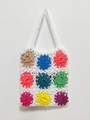 Dettaglio della borsa tote fatta a mano all'uncinetto con applicazioni floreali colorate - Bianco