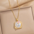 Collier vintage perles d'eau douce baroque avec pendentif émaillé floral dans son écrin beige - Style Fleur Rose et Feuille Bleue à Cadre Carré (A28)