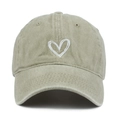 Dettaglio ravvicinato del cuore ricamato sulla trama vintage del cappello di cotone - Regolabile / Cachi