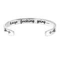 Vue détaillée du bracelet jonc argenté en C avec citation inspirante gravée à l'intérieur - KEEP FUCKING GOING / 4mm Largeur