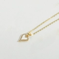 Dettaglio del ciondolo a cuore dorato con smalto bianco e cristalli brillanti incastonati - Cuore Bianco (Bianco XL3436-1)
