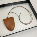 Vue détaillée du collier porte-lunettes magnétique en cuir brun et étui à clés - Cuir Marron