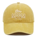 Detail van New MOM EST. 2025 borduurwerk op de gele gewassen katoenen honkbalpet - Geel (MOM 2025)