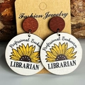 Orecchini Librarian in legno con girasole e testo Professional Bookworm su legno - Professional Bookworm Librarian (Stile Girasole)