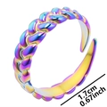 Makroaufnahme bunter geflochtener Edelstahlring mit Größenangaben und offenem Design - Regenbogen