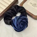 Marineblauer Samt Rosen Haargummi mit strukturiertem elastischem Band für Pferdeschwanz - Marineblau