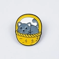 Spilla smaltata con gatto grigio in cesto giallo, distintivo carino in metallo - Gatto Grigio nel Cesto