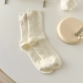 Chaussettes mi-hautes en coton blanc crème avec côtes verticales et étiquette - Taille unique / Crème