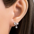Zilveren lepel en vork oorknopjes met hartvormig hangslot detail op het model's oor - Enkel stuk / Zilver