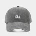 Dettaglio del ricamo CIA sul cappello da baseball grigio scuro in denim lavato vintage - Regolabile / Grigio