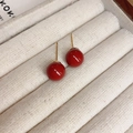 Minimalistische rote Kugelohrringe mit Goldstiften in einer Schmuckschatulle aus Samt - Stil 10 Silbernadel Rote Kugelstecker 12mm
