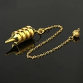 Goldenes Retro-Pendel mit vier Schichten und Karabinerverschluss auf schwarzer Oberfläche - Stil 25