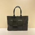 Bolso tote de cuero trenzado negro hecho a mano con asas y forro interior marrón - Negro
