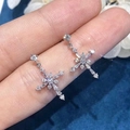 Orecchini pendenti in argento con strass scintillanti a forma di stella - Oro Bianco