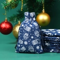 Detail der dunkelblauen Weihnachtsgeschenktüte mit weißen Handschuhen und Schneeflocken - Blau Basis Socke Handschuh