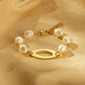Détail d'un bracelet doré rétro avec perles baroques et pendentif ovale ajouré chic - Style Perle Blanche (180*10mmKB183030-BH)