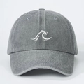 Dettaglio cappello da baseball grigio in cotone lavato con ricamo a onde bianche - Regolabile / Grigio