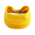 Dettaglio fascia per capelli yoga gialla con nodo centrale e morbida maglia elasticizzata - Giallo Oca